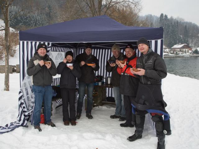 Alle futtern lecker Gulaschsuppe